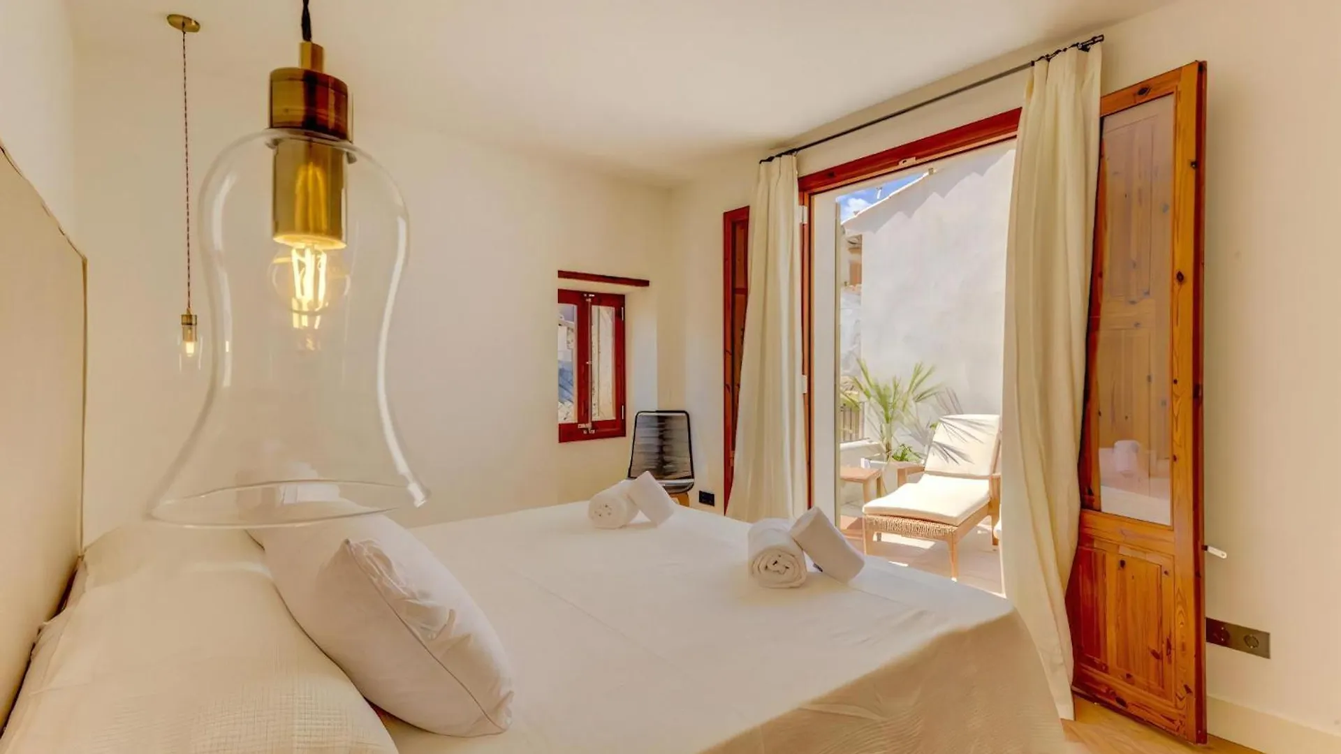 Charming Pollensa Villa Alicanti 4 Bedrooms Positioned In The Heart Of Old Town